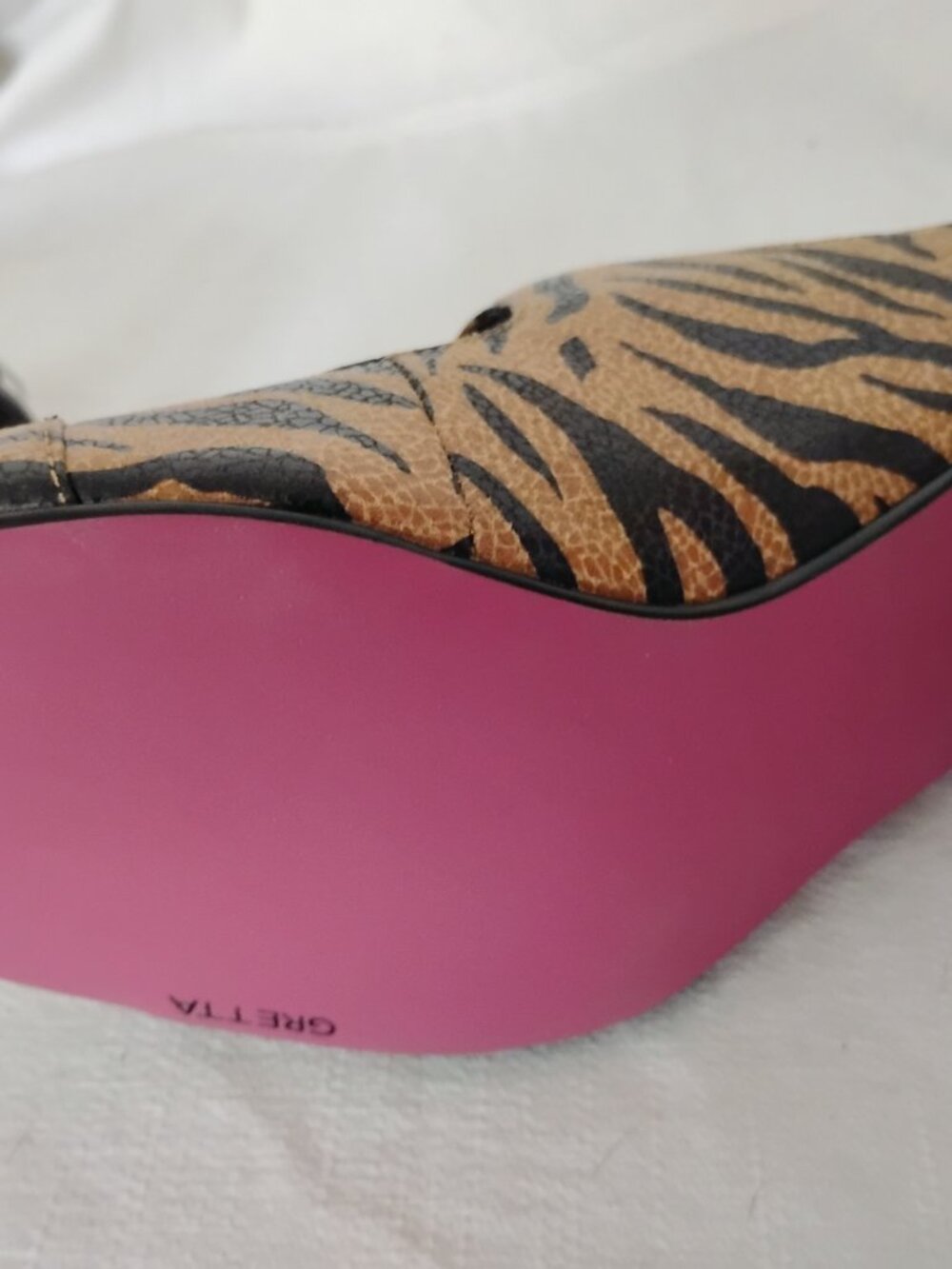 Gretta sz 8  open toe sling pumps.  Black and tan striped animal motif. - Picture 4 of 8